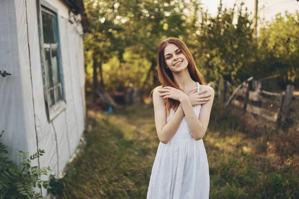 Donna estate campagna Sole libertà — Foto Stock