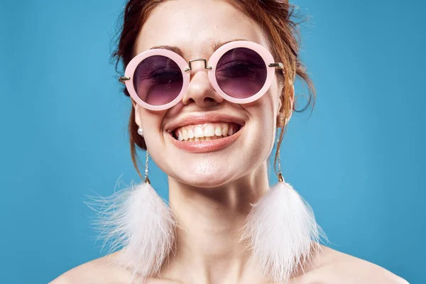 Hezká žena v slunečních brýlích holá ramena zábava mladý close-up — Stock fotografie