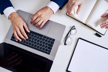 Yöneticiler dizüstü bilgisayar ve dokümanlar masa teknolojisinde