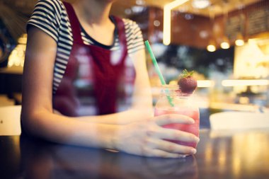 Caddedeki kafeden dışarı bakan kadın kokteyl içen kadın yaşam tarzı