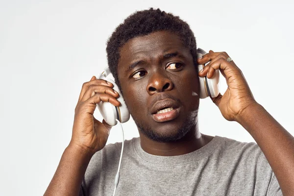 Hombre con auriculares escuchando música africana apariencia entretenimiento — Foto de Stock