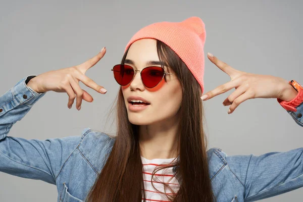 Женщина в солнцезащитных очках розовая шляпа мода современный стиль позируя серый фон — стоковое фото