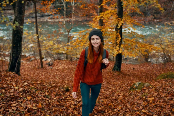 Mujer excursionista viaje bosque otoño paseo activo ocio — Foto de Stock