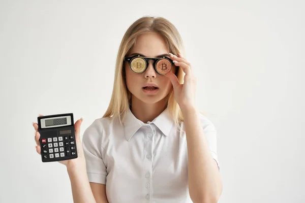 Mulher na calculadora camisa branca finanças criptomoeda — Fotografia de Stock