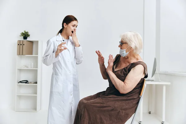 Sköterska injicera en äldre kvinna med en spruta kul — Stockfoto