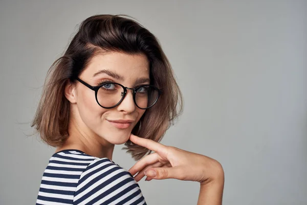 Attraktiv kvinna i randig t-shirt med glasögon närbild — Stockfoto