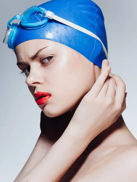 Mujer atleta en una gorra de natación aislado fondo —  Fotos de Stock