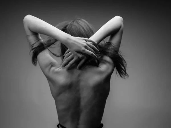Dos d'une femme corps nu posant photo noir et blanc — Photo