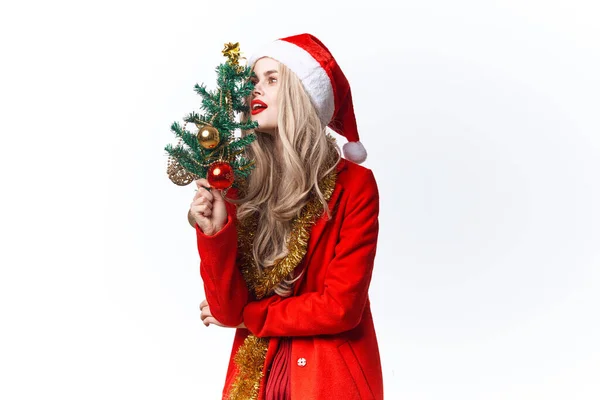 Femme tenant un arbre de Noël décoration vacances amusant Studio — Photo