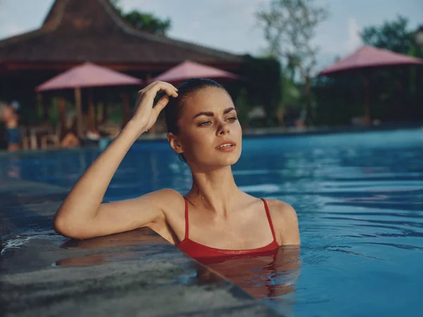 Donna in costume da bagno in piscina modello cosmetica di lusso tempo libero — Foto Stock