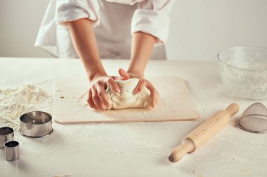 Mutfakta hamur yoğurma pişirme ödevi