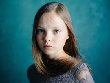 uzun saçlı kız izole edilmiş arkaplanı kapat