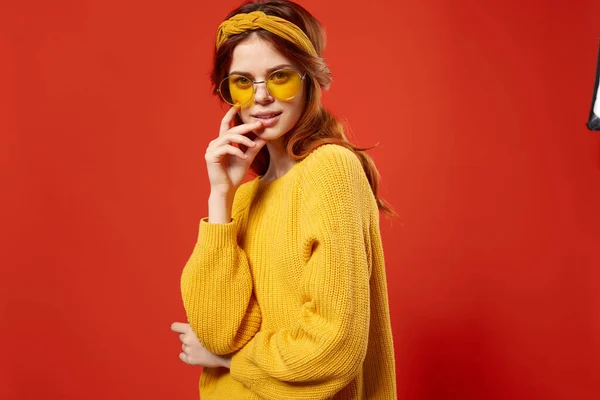 Mulher alegre estúdio sorriso emoções amarelo óculos vermelho fundo — Fotografia de Stock