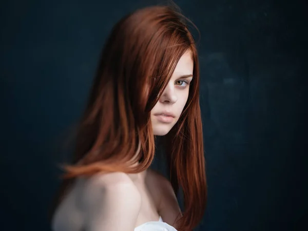 Mujer con hombros desnudos pelo rojo glamour vista recortada —  Fotos de Stock