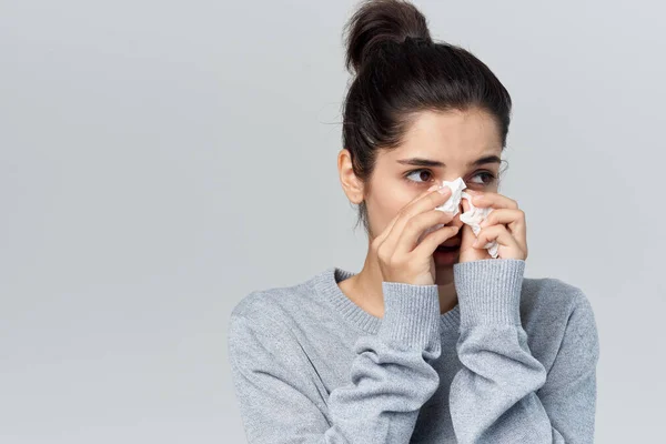Γυναίκα σε πουλόβερ μαντήλι κρύο μόλυνση δυσαρέσκεια — Φωτογραφία Αρχείου