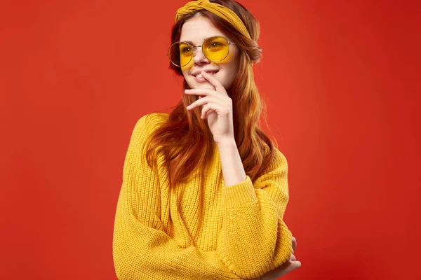 Veselá žena ve žlutých brýlích módní šperky hippie — Stock fotografie
