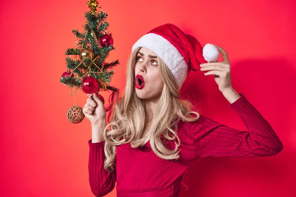 Hezká žena vánoční strom dekorace móda — Stock fotografie