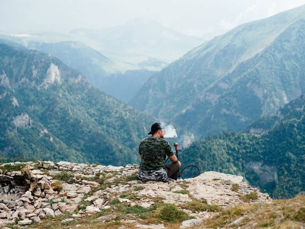 산 속의 외로운 남자 자유의 여행 을 — 스톡 사진