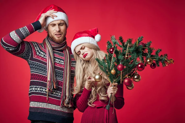 Jovem casal celebrar o Natal juntos decoração vermelho fundo — Fotografia de Stock