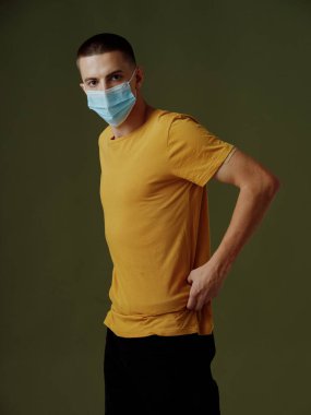 Sarı tişörtlü genç adam ve omuzlarında yapıştırıcı pasaport.