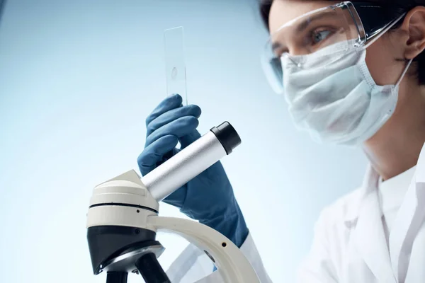 Donna bianco cappotto laboratorio microscopio prova professionale — Foto Stock