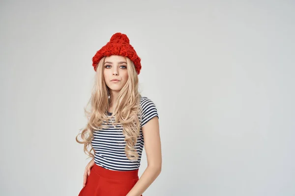 Ξανθιά με ριγέ T-shirt Red Hat crop view glamor — Φωτογραφία Αρχείου
