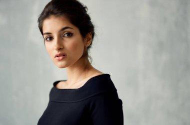 Siyah elbiseli güzel esmer poz veriyor. Yüksek kalite fotoğraf