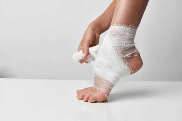Перев'язана нога травматологія проблеми зі здоров'ям крупним планом — стокове фото
