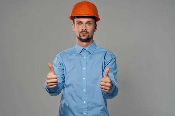 Homem em construção proteção uniforme isolado fundo — Fotografia de Stock