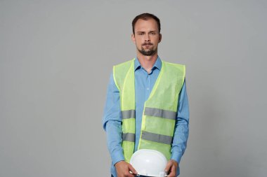 İnşaat üniformalı adam. Profesyonel iş. Tecrit edilmiş bir geçmiş.