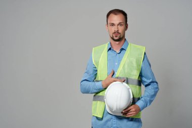 Beyaz miğferli adam planlar, projektör ışık arka planı.