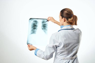 Beyaz önlüklü doktor. Tıbbi iğne tedavisi. Profesyonel hastane.