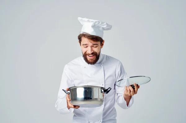 Cheerful Chef Masculino Com Uma Panela Suas Mãos Cozinhar Comida — Fotografia de Stock