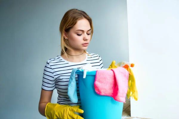 女人家庭主妇的桶与破布 清洁服务 高质量的照片 — 图库照片