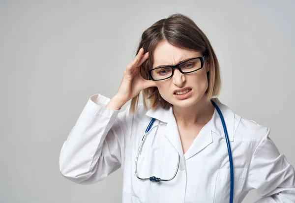 Médico en uniforme médico aislado fondo —  Fotos de Stock