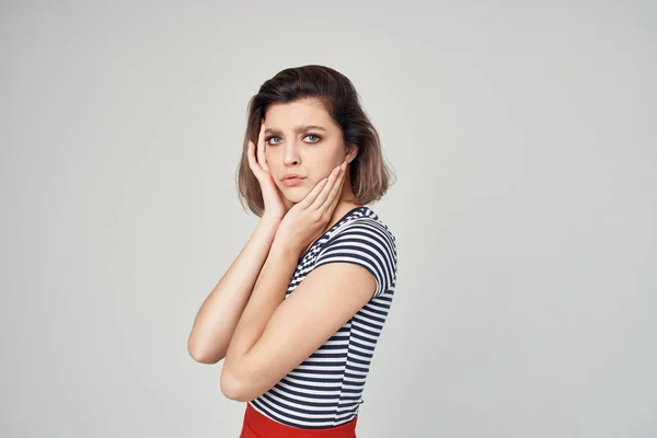 Frau in einem gestreiften T-Shirt Rotrock ausgeschnitten Ansicht Glamour — Stockfoto