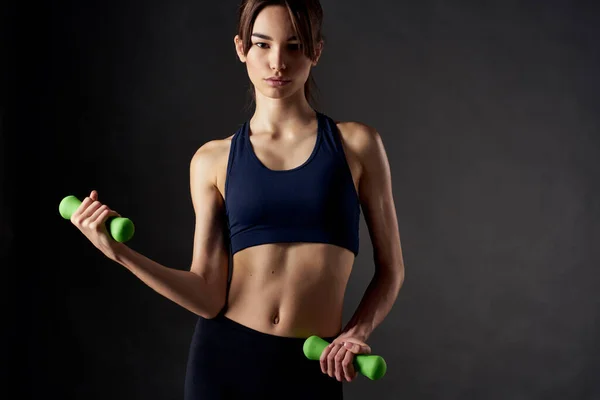 Mujeres delgado figura verde mancuernas ejercicio entrenamiento motivación —  Fotos de Stock