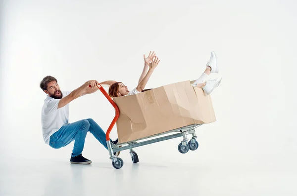 Una joven pareja de compras amistad luz fondo —  Fotos de Stock