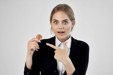 Finansör Bitcoin kripto para birimi el feneri arkaplanda