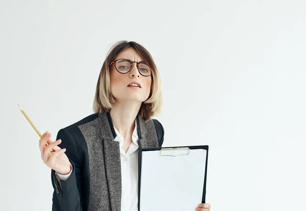 Женщина в очках с папкой в руках пустой офис студии — стоковое фото