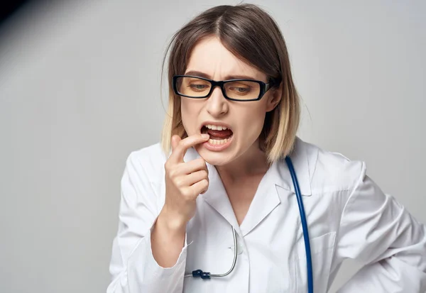 Enfermera con estetoscopio profesional de la salud —  Fotos de Stock