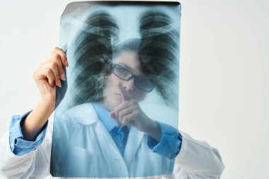 X-ray Sağlık Stüdyosu 'nda beyaz önlüklü doktor.