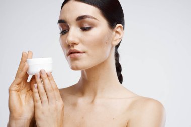 Güzel esmer, çıplak omuzlar, temiz cilt kozmetolojisi.