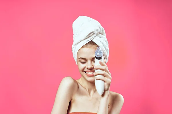 Donna Con Spalle Nude Con Asciugamano Sulla Testa Pulire Pelle — Foto Stock