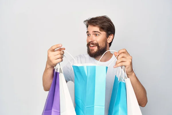 Mann Mit Paketen Der Hand Beim Einkaufen — Stockfoto