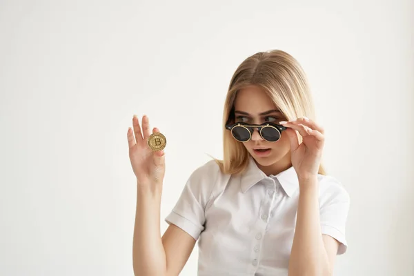 Красивая блондинка в очках с технологией криптовалютных биткойнов — стоковое фото