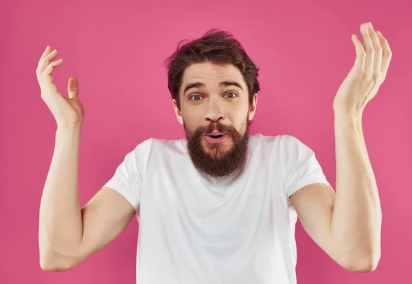 Homem Barbudo Uma Camiseta Branca Com Aparência Expressiva — Fotografia de Stock