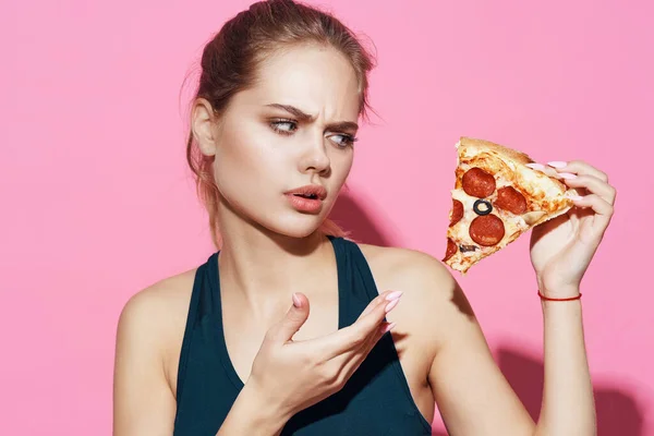 Mulher Loira Bonito Com Lanche Fundo Rosa Foto Alta Qualidade — Fotografia de Stock