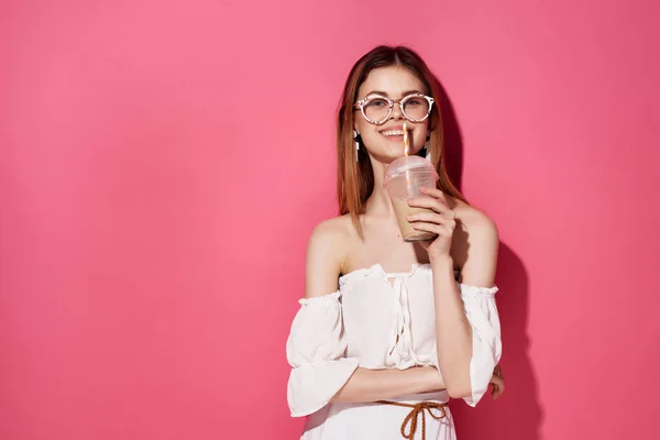Atractiva Mujer Con Gafas Celebración Bebida —  Fotos de Stock