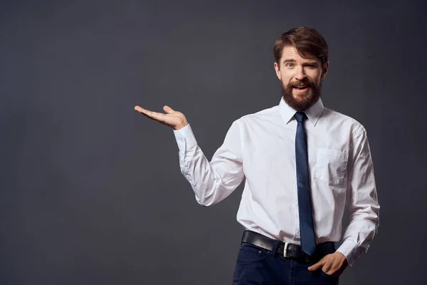 Man Met Iets Donkere Achtergrond Hoge Kwaliteit Foto — Stockfoto